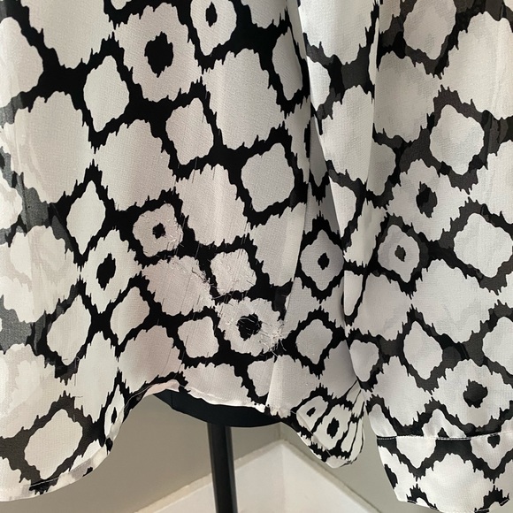 White & Black Pattern V-Neck Flowy Tunic Blouse w/Rolled Sleeves & Gold Buttons - Picture 6 of 9